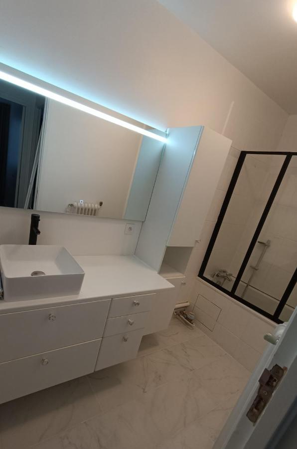 Chelles Centre Ville 2 Chambres Pres Des Bords De Marne 10 Minutes A Pieds De La Gare De Chelles-Gournay 5 Minutes De La Gare De Vaires-Sur-Marne 20 Minutes De Disneyland Jusqu'A 5 Couchages Possibles Esterno foto